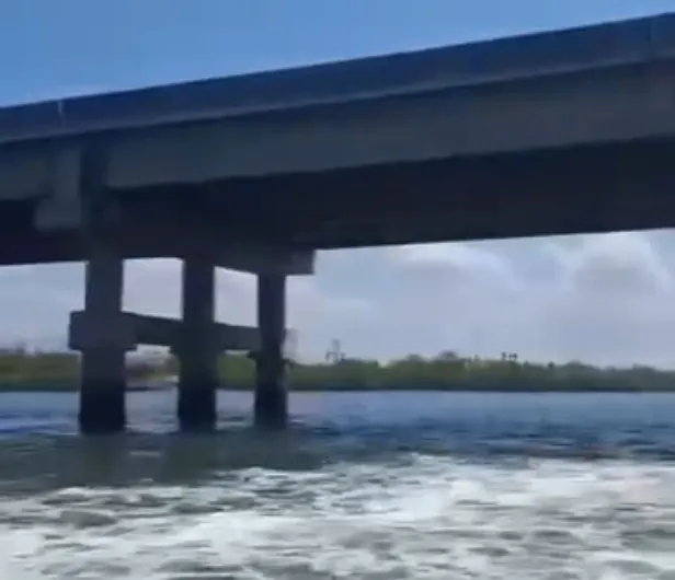 Morador mostra situação precária de ponte no Rio Jaguaribe, em Aracati, no Ceará