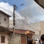 Casa pega fogo em Tianguá e moradores e bombeiros se mobilizam para apagar o incêndio