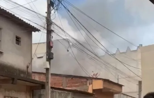 Casa pega fogo em Tianguá e moradores e bombeiros se mobilizam para apagar o incêndio