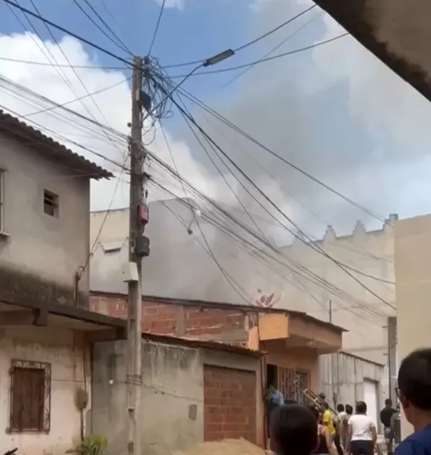 Casa pega fogo em Tianguá e moradores e bombeiros se mobilizam para apagar o incêndio