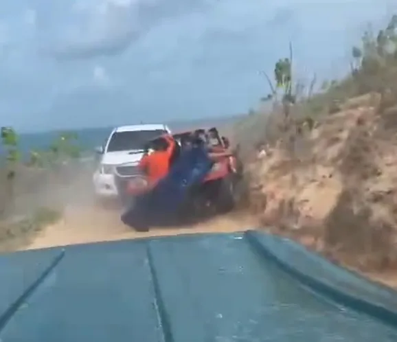 Buggy que levava turistas e caminhonete colidem em Canoa Quebrada e duas pessoas ficam feridas