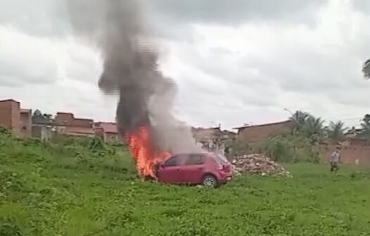 Maracanaú/CE: criminosos ateiam fogo em carro com queixa de roubo em terreno