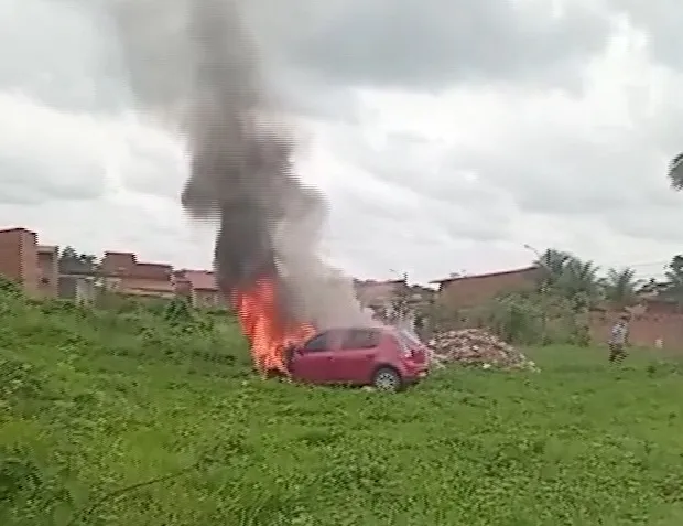 Maracanaú/CE: criminosos ateiam fogo em carro com queixa de roubo em terreno