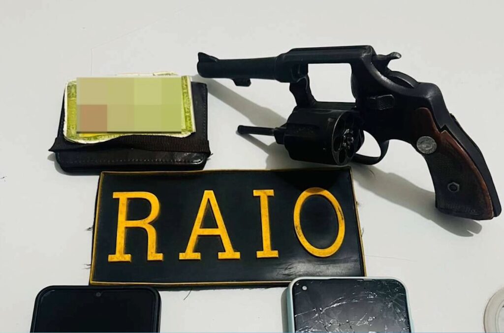 Homem é preso com arma de fogo após tentar fugir de abordagem policial em Pacatuba/CE