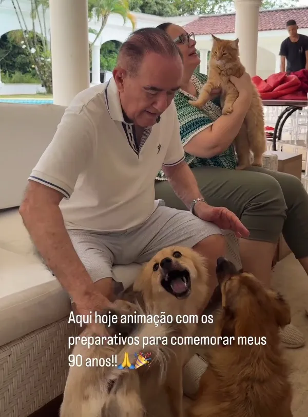 Renato Aragão comemora 90 anos na companhia de cachorros de estimação