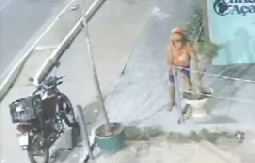 Mulher é flagrada por câmera furtando planta em frente a açaiteria em Horizonte/CE