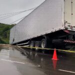 Durante forte chuva, carreta derrapa, bate em poste e desce barranco na BR-222