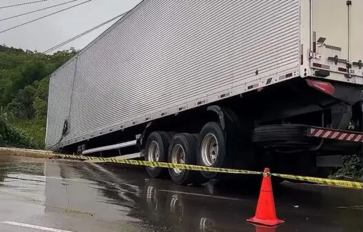 Durante forte chuva, carreta derrapa, bate em poste e desce barranco na BR-222