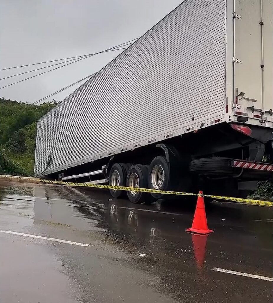 Durante forte chuva, carreta derrapa, bate em poste e desce barranco na BR-222