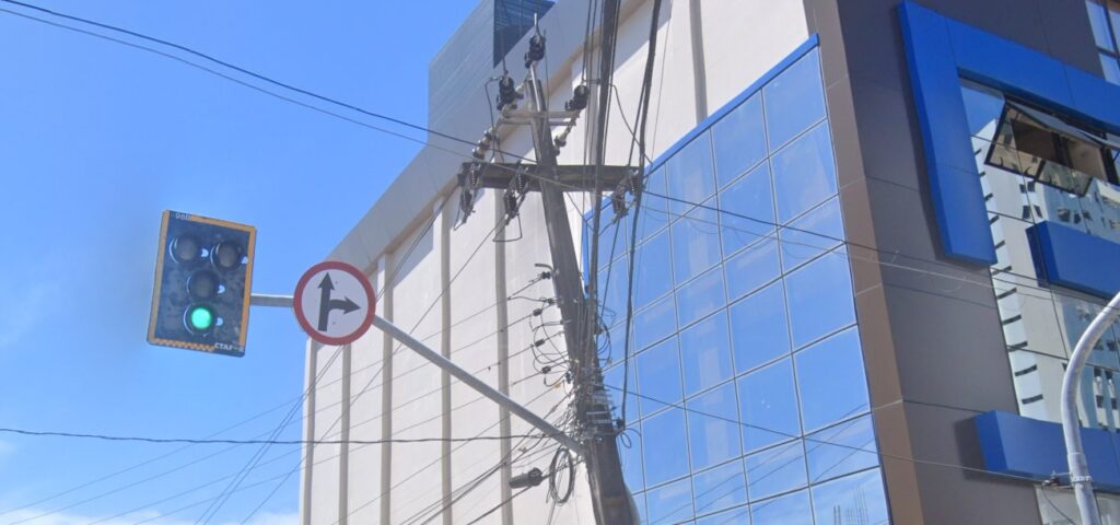 Homem leva choque ao subir em poste de luz para pegar passarinho em Fortaleza