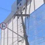 Homem leva choque ao subir em poste de luz para pegar passarinho em Fortaleza