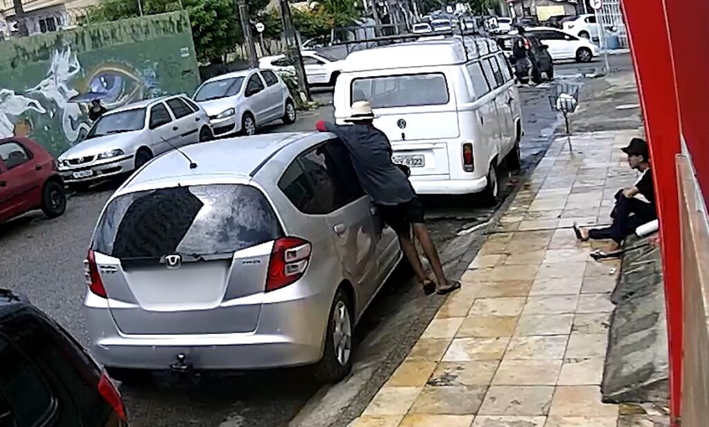 Flanelinha é flagrado arrombando carro e furtando pertences da vítima, em Fortaleza