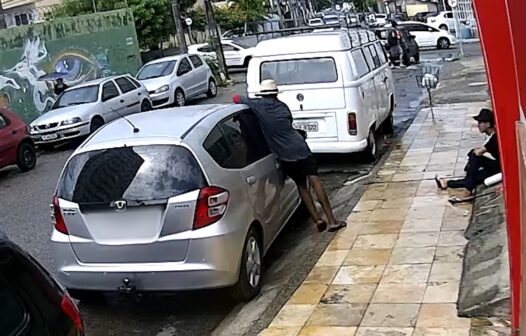 Flanelinha é flagrado arrombando carro e furtando pertences da vítima, em Fortaleza