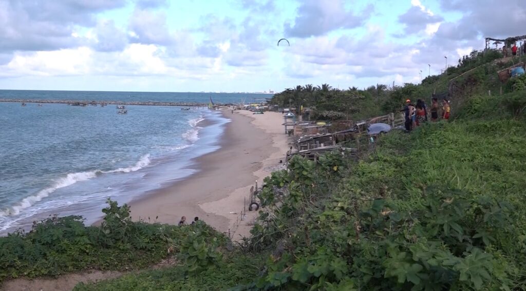 Casal é atacado a tiros na praia do Pirambu, em Fortaleza; homem morreu no local e mulher foi socorrida