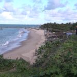 Casal é atacado a tiros na praia do Pirambu, em Fortaleza; homem morreu no local e mulher foi socorrida