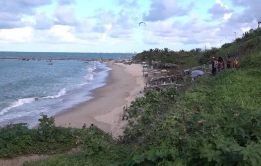 Casal é atacado a tiros na praia do Pirambu, em Fortaleza; homem morreu no local e mulher foi socorrida