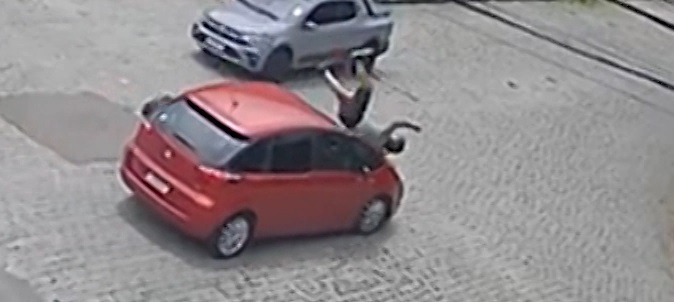 Motociclista usa experiência em parkour e sai ileso de acidente após carro avançar a preferencial