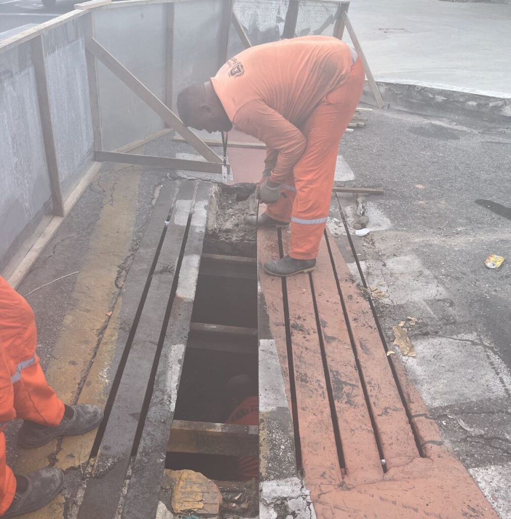 Prefeitura de Fortaleza bloqueia cruzamento do Centro para reparo em rede de drenagem