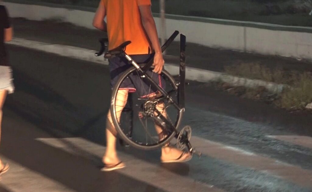 Bicicleta fica partida ao meio e ciclista tem fratura exposta após acidente com moto em Fortaleza