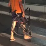 Bicicleta fica partida ao meio e ciclista tem fratura exposta após acidente com moto em Fortaleza