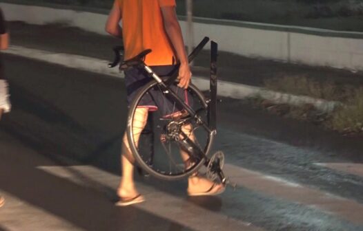 Bicicleta fica partida ao meio e ciclista tem fratura exposta após acidente com moto em Fortaleza