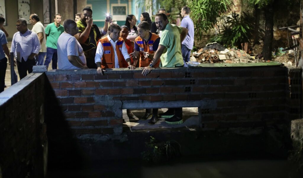 Evandro Leitão visita áreas afetadas por chuvas em Fortaleza e anuncia medidas emergenciais