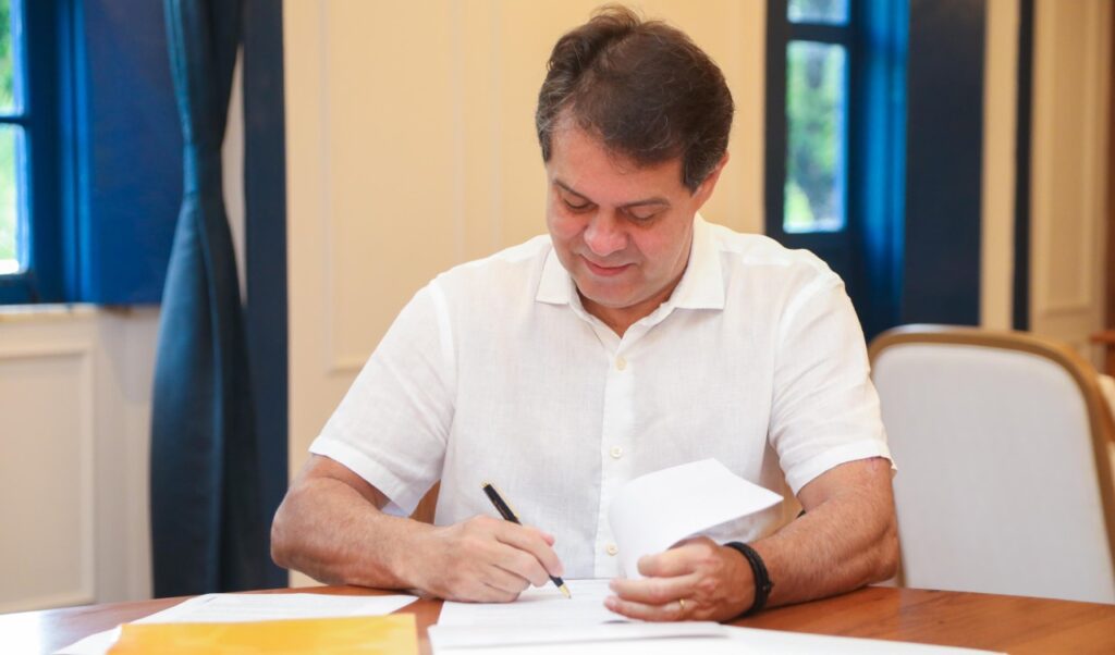 Evandro Leitão firma parceria com universidade para estágio supervisionado de Medicina em Fortaleza