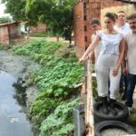 Evandro Leitão visita comunidades próximas ao Rio Maranguapinho afetadas pelas chuvas e anuncia medidas de mitigação