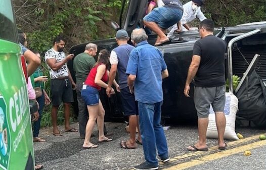 Acidente: motorista perde controle, tomba veículo na CE-065 e é hospitalizado com fratura exposta