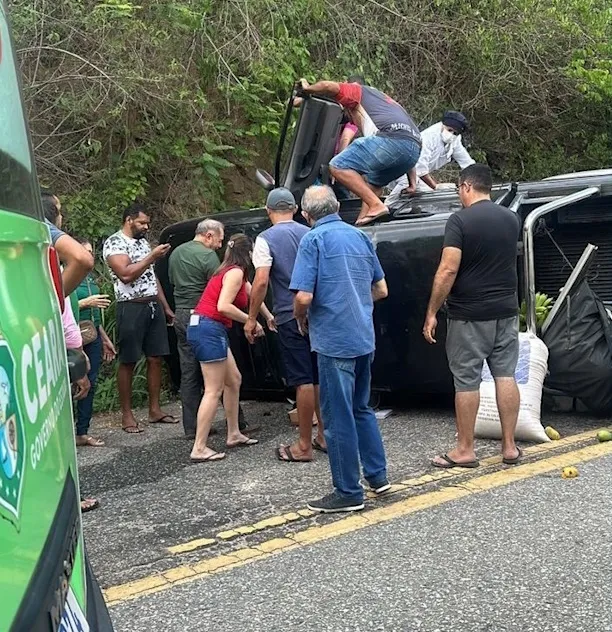 Acidente: motorista perde controle, tomba veículo na CE-065 e é hospitalizado com fratura exposta