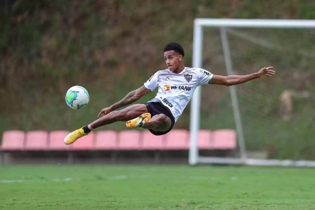 Fortaleza oficializa contratação do atacante colombiano Dylan Borrero