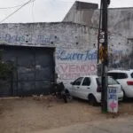 Polícia apreende arma e drogas em lava-jato de fachada que funcionava como boca de fumo