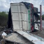 Acidente: carreta com carregamento de ferro tomba em Forquilha, no interior do Ceará