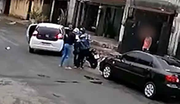 Casal é assaltado na porta de casa, em Fortaleza, quando saía para ir ao trabalho