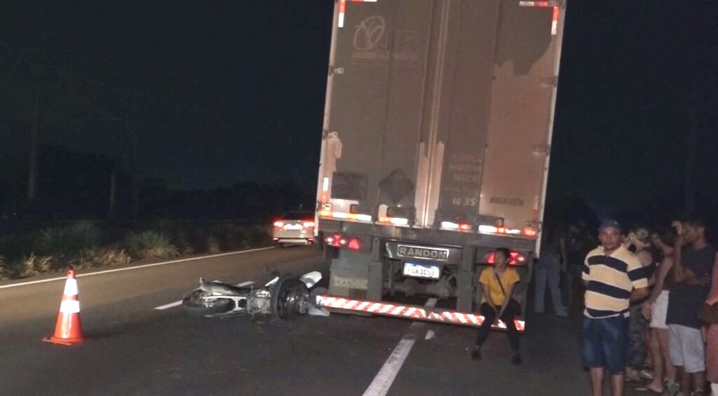 Idoso morre ao bater moto na traseira de caminhão que estava parado há mais de 24h em rodovia