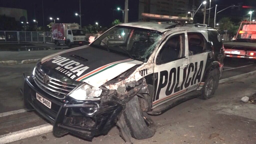 Acidente: viatura da PM sobe canteiro central após colidir com ônibus em avenida de Fortaleza