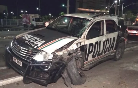 Acidente: viatura da PM sobe canteiro central após colidir com ônibus em avenida de Fortaleza