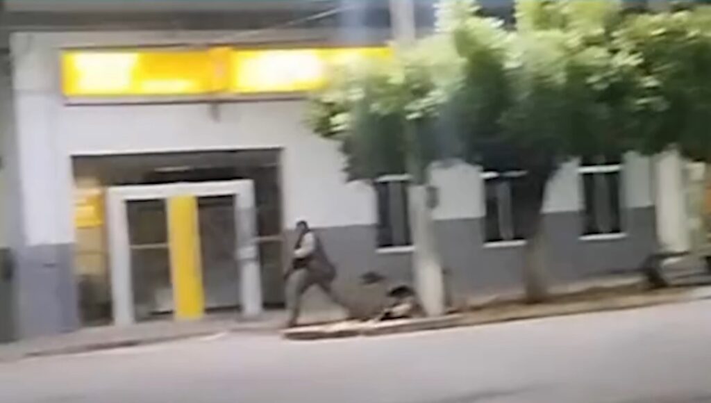 Assalto a banco: policiais cercam agência e dupla de criminosos é presa em Massapê/CE