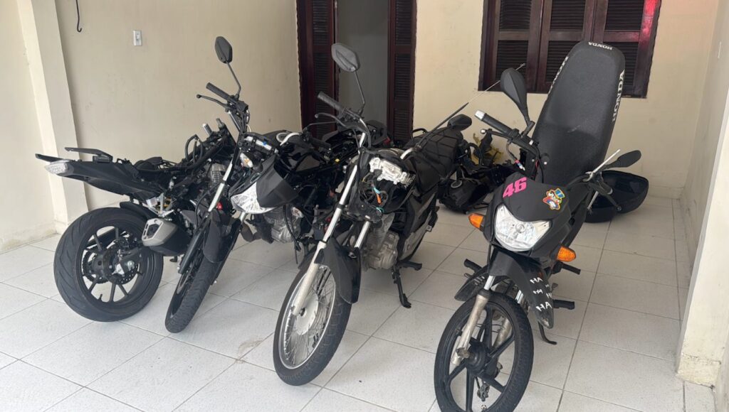 PM fecha oficina clandestina que fazia desmanche de motos em Fortaleza e recupera quatro veículos