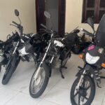 PM fecha oficina clandestina que fazia desmanche de motos em Fortaleza e recupera quatro veículos