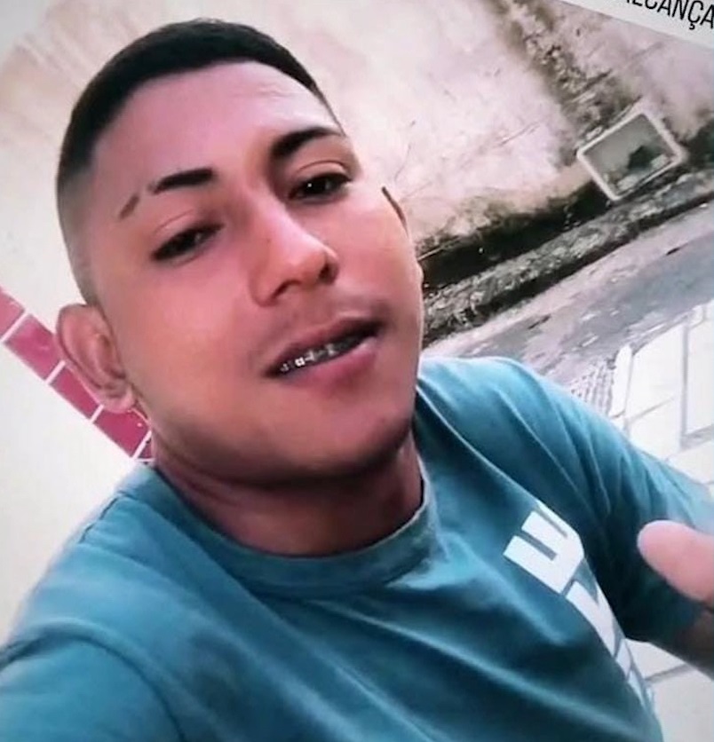 Jovem é morto a tiros na frente de igreja evangélica na Barra do Ceará, em Fortaleza