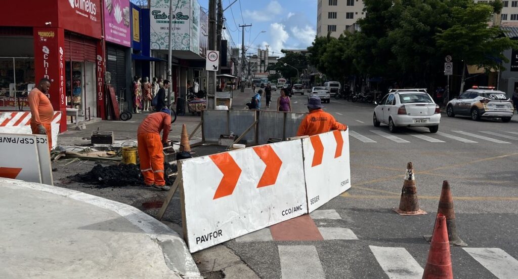 Prefeitura de Fortaleza bloqueia cruzamento do Centro para reparo em rede de drenagem