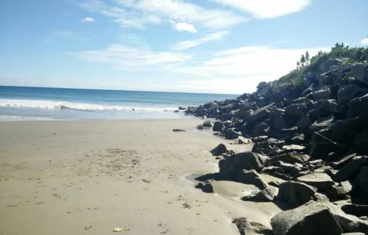 Cabeça humana é encontrada na faixa de areia da Praia da Leste-Oeste, em Fortaleza