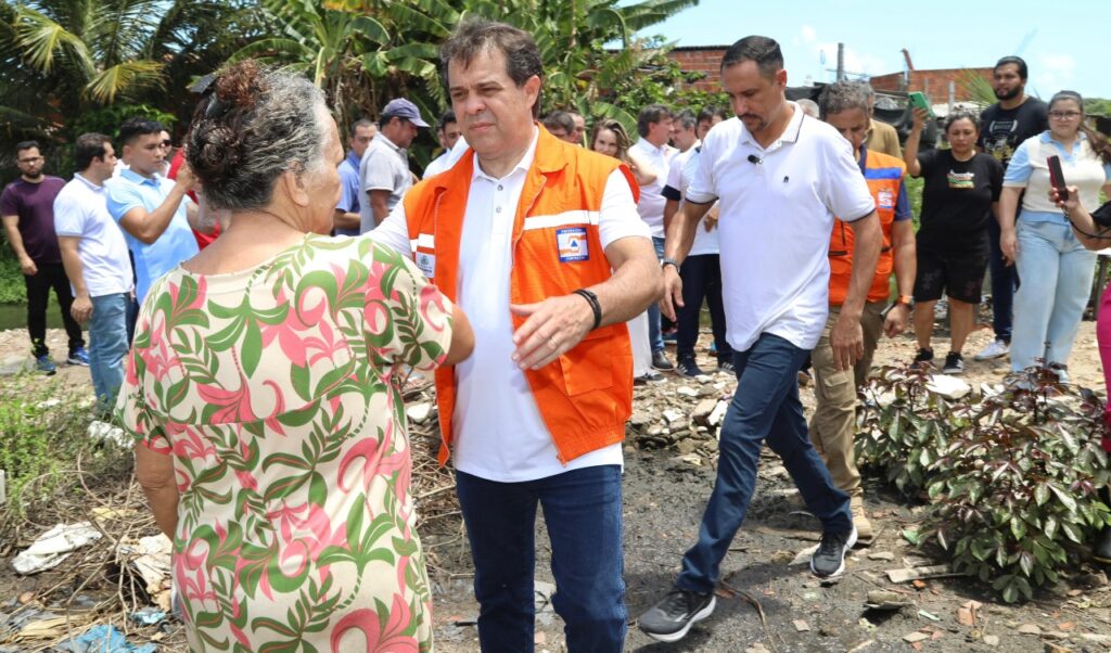 Evandro Leitão visita comunidades do Jardim das Oliveiras e Sapiranga, em Fortaleza