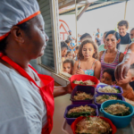 Jade Romero e primeira-dama Lia de Freitas visitam Cozinha Solidária em Pacatuba