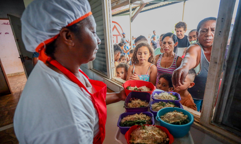 Jade Romero e primeira-dama Lia de Freitas visitam Cozinha Solidária em Pacatuba