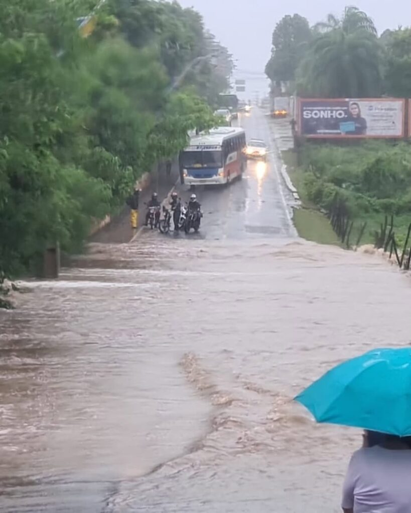 Juazeiro do Norte, no Ceará, registra alagamentos e vias tomadas por lamaçal após fortes chuvas