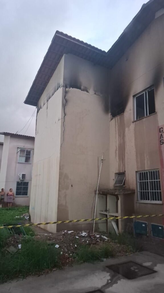 Incêndio é registrado em casa de Maracanaú e Corpo de Bombeiros controla o fogo