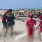 Cadáver de homem com sinais de violência é encontrado na praia da Leste Oeste, em Fortaleza