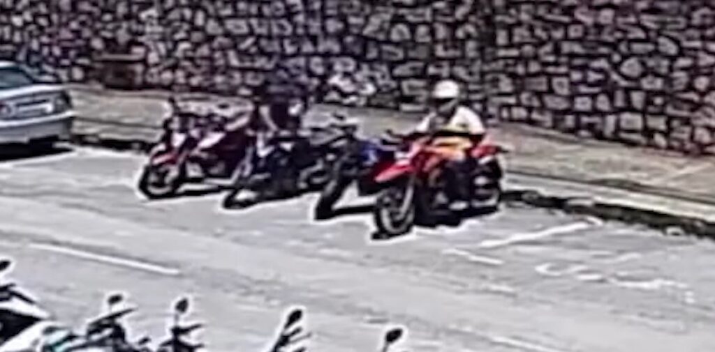 Três criminosos são flagrados furtando moto estacionada na rua em área nobre de Fortaleza